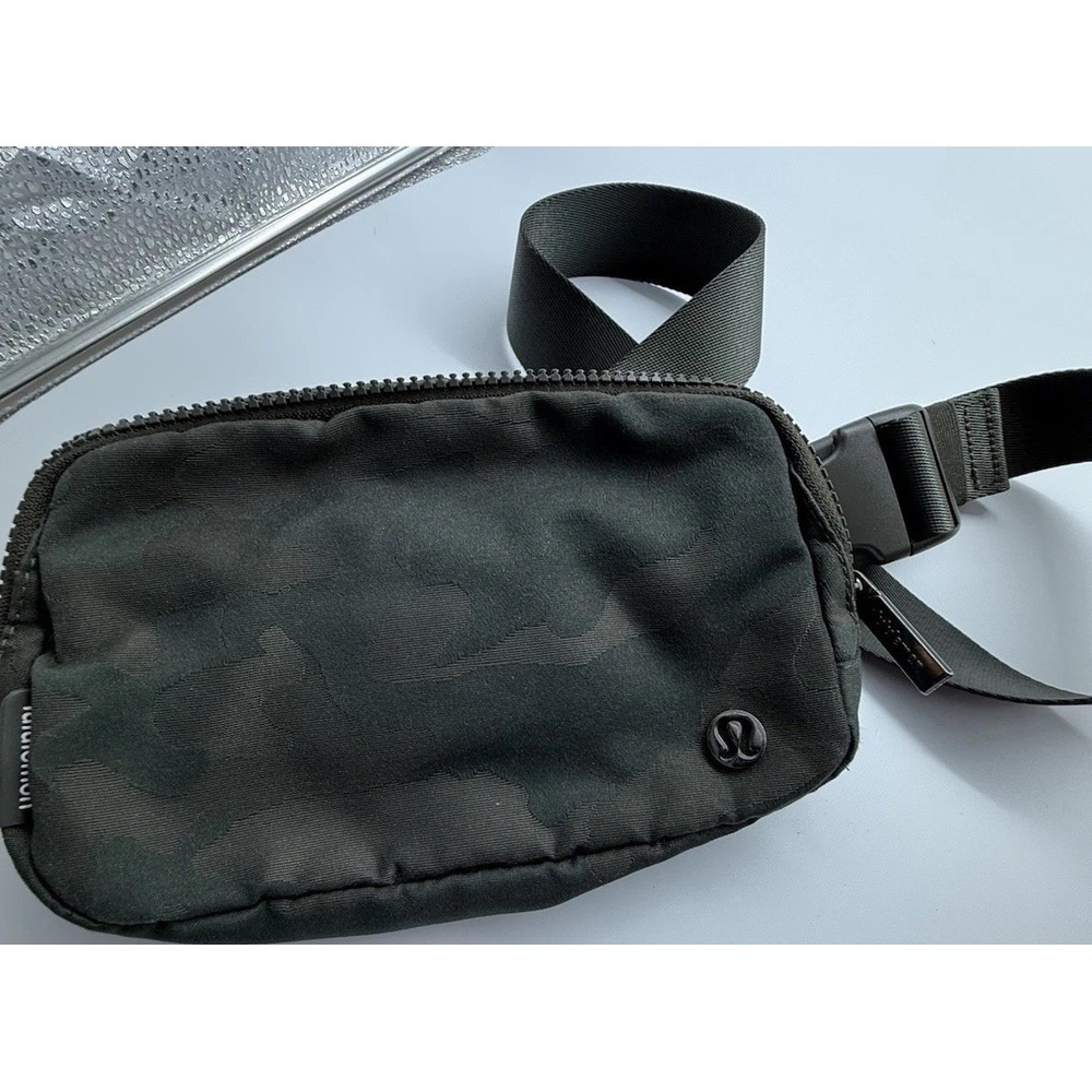 OG Lululemon Everywhere Belt Bag 1L Woodland Camo Gator Green Dark Olive / Black